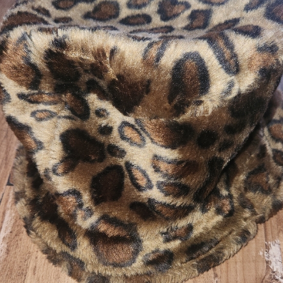 Jaclyn Smith Faux Fur Leopard - Picture 8 of 8